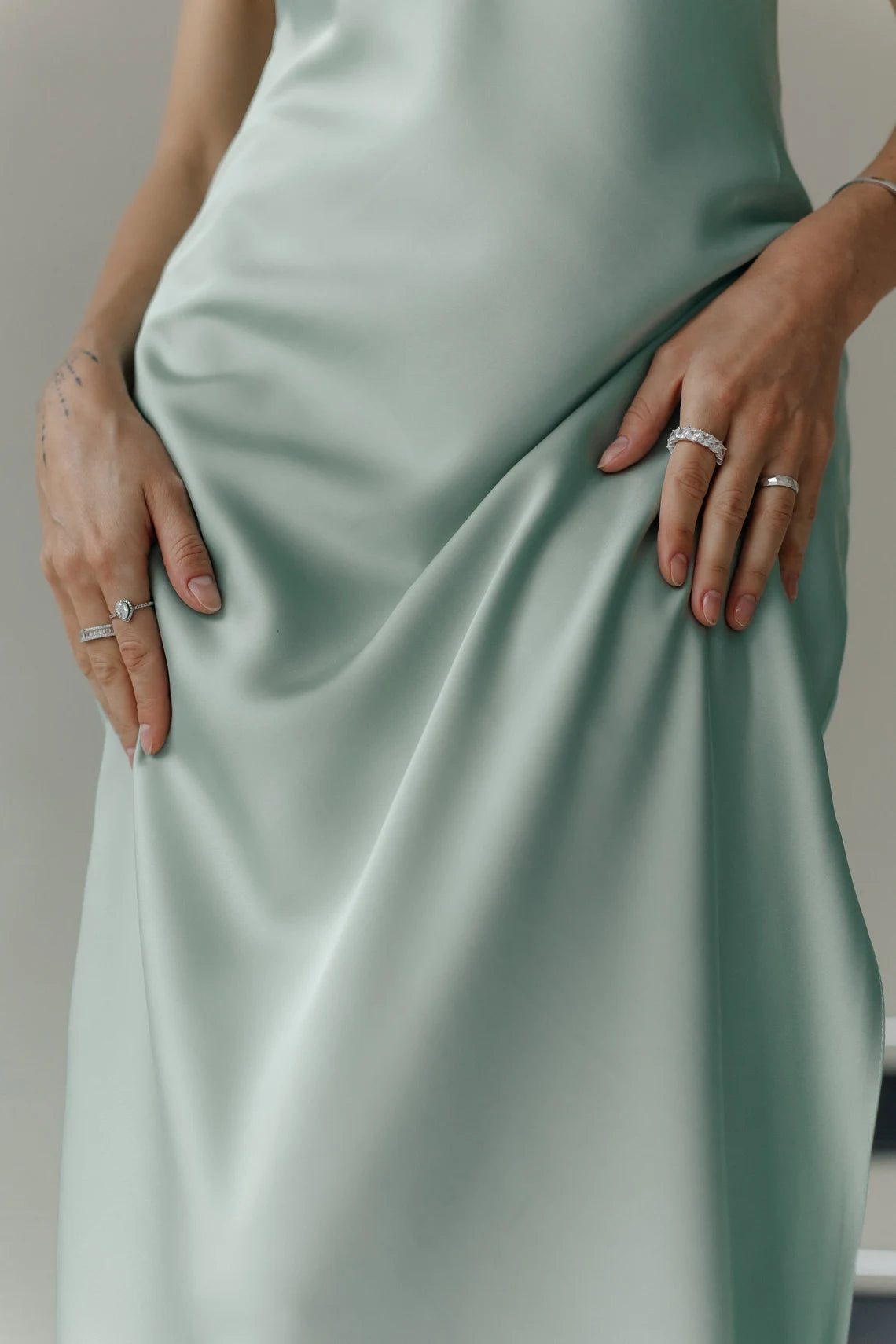 Robe de soirée sirène en satin vert sauge, sans manches, longueur cheville, à volants 