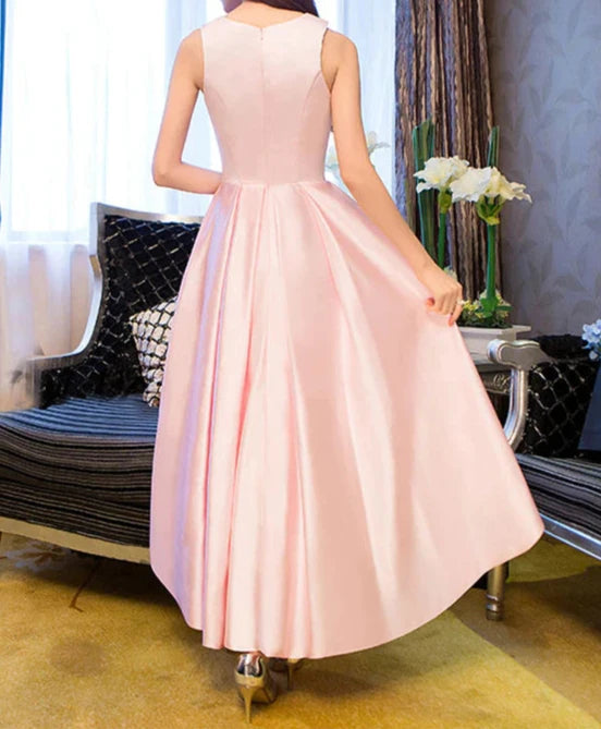 Robe de soirée en satin longueur thé 