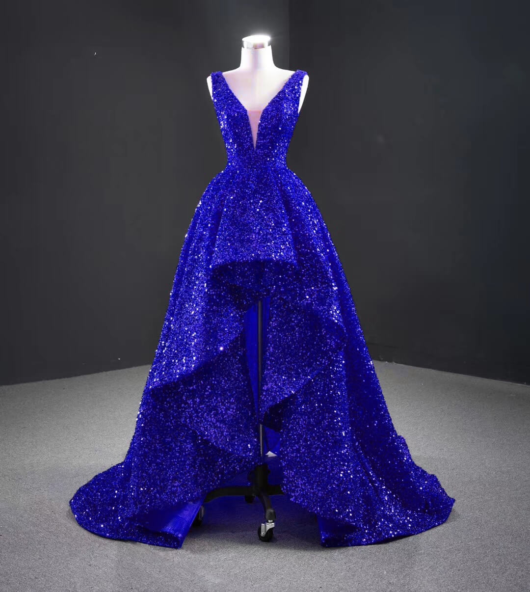 Robe de soirée asymétrique à paillettes, sans manches, décolleté en V profond et traîne 