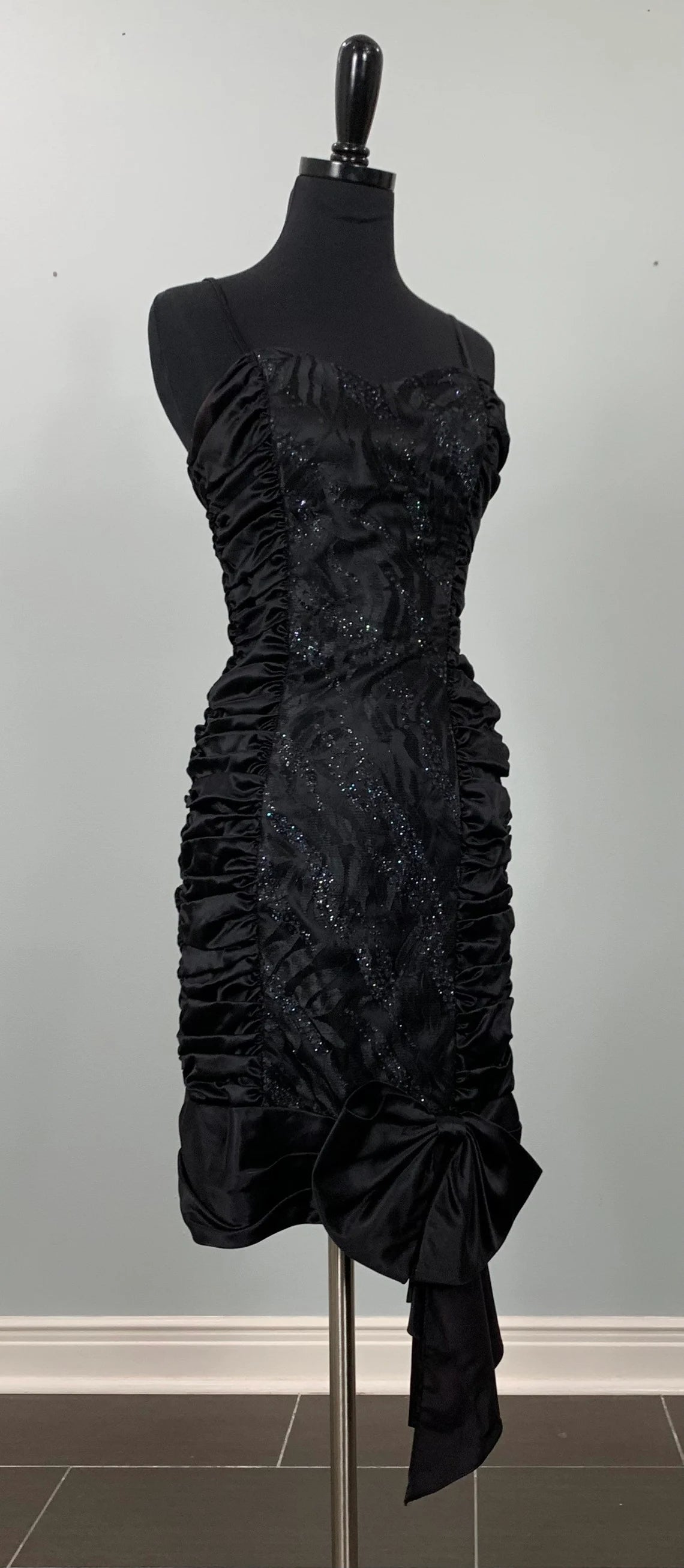 Robe de bal noire à paillettes et bretelles spaghetti, ajustée et froncée, robe de cocktail formelle sans manches en dentelle noire 