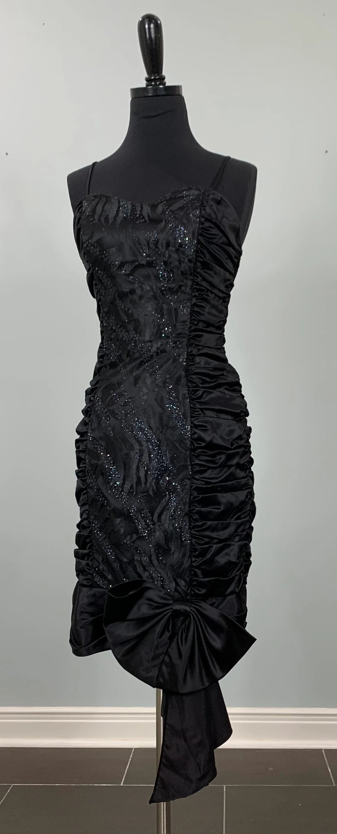 Robe de bal noire à paillettes et bretelles spaghetti, ajustée et froncée, robe de cocktail formelle sans manches en dentelle noire 
