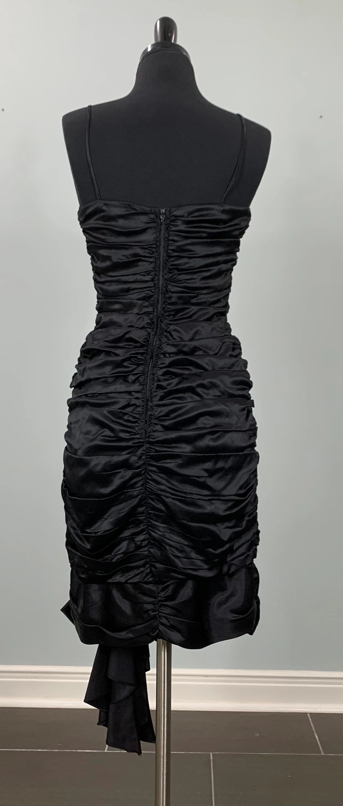 Robe de bal noire à paillettes et bretelles spaghetti, ajustée et froncée, robe de cocktail formelle sans manches en dentelle noire 