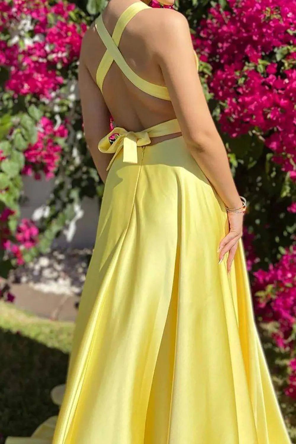 Robe de bal jaune sexy et élégante, coupe trapèze, décolleté en V profond, fente et dos croisé
