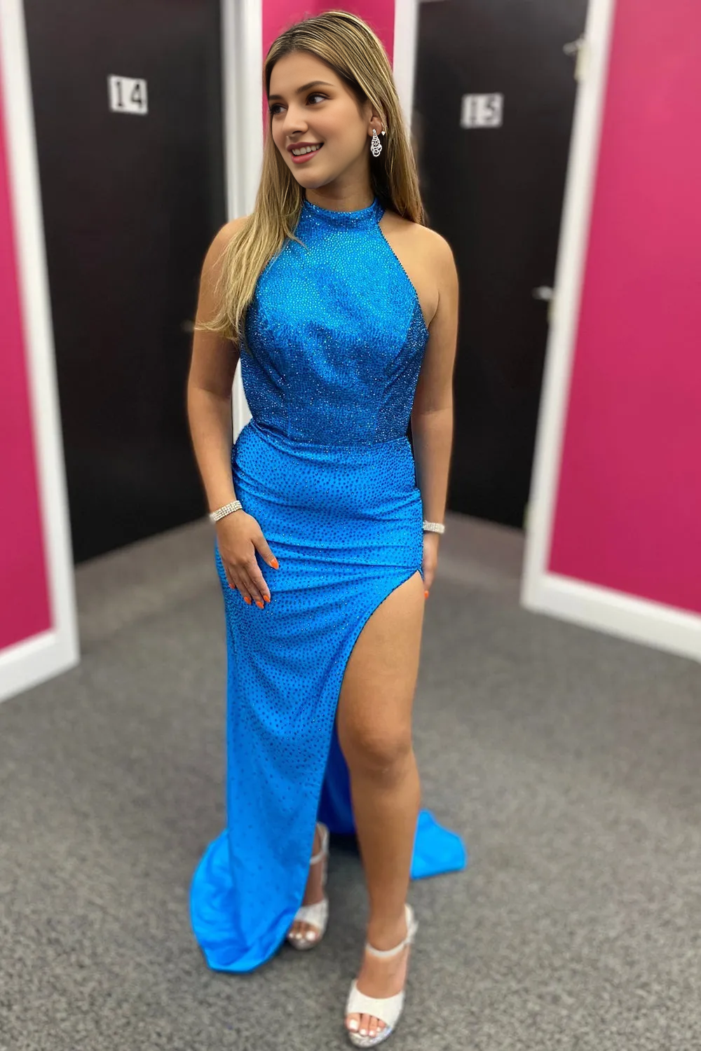 Robe de bal fourreau dos nu rose vif, sans manches, fendue et perlée, avec dos ouvert 