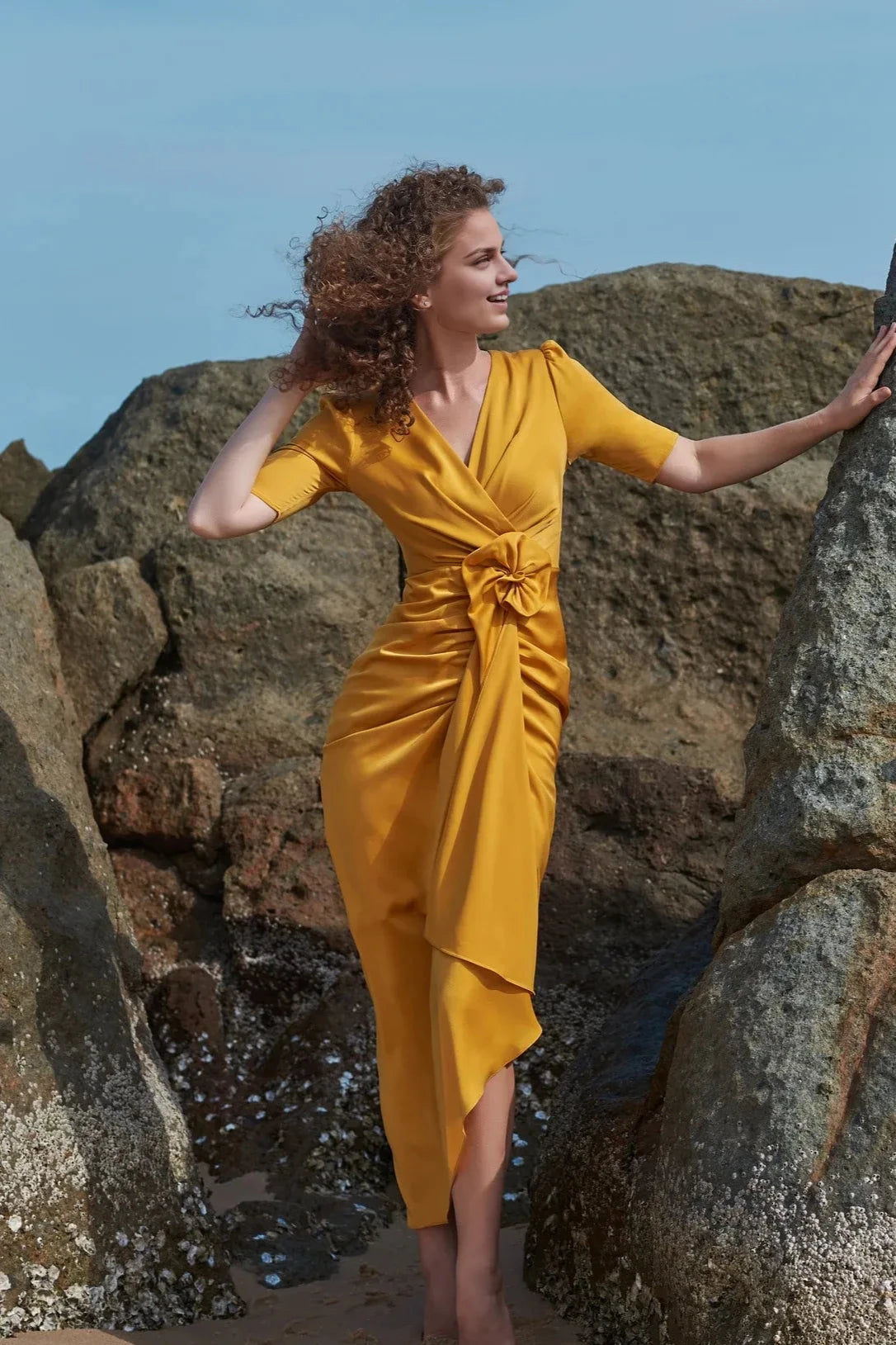 Robe à manches courtes, détails floraux délicats à la taille sur le devant, robe en satin avec manches, robe d'invitée de mariage, robe de soirée mi-longue, robe de bal 