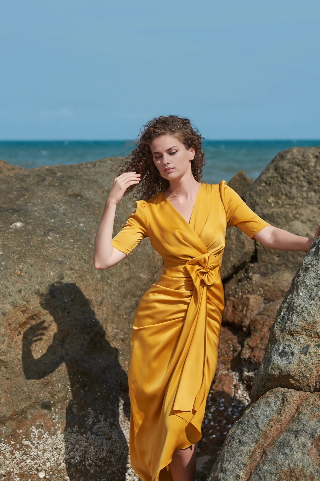 Robe à manches courtes, détails floraux délicats à la taille sur le devant, robe en satin avec manches, robe d'invitée de mariage, robe de soirée mi-longue, robe de bal 