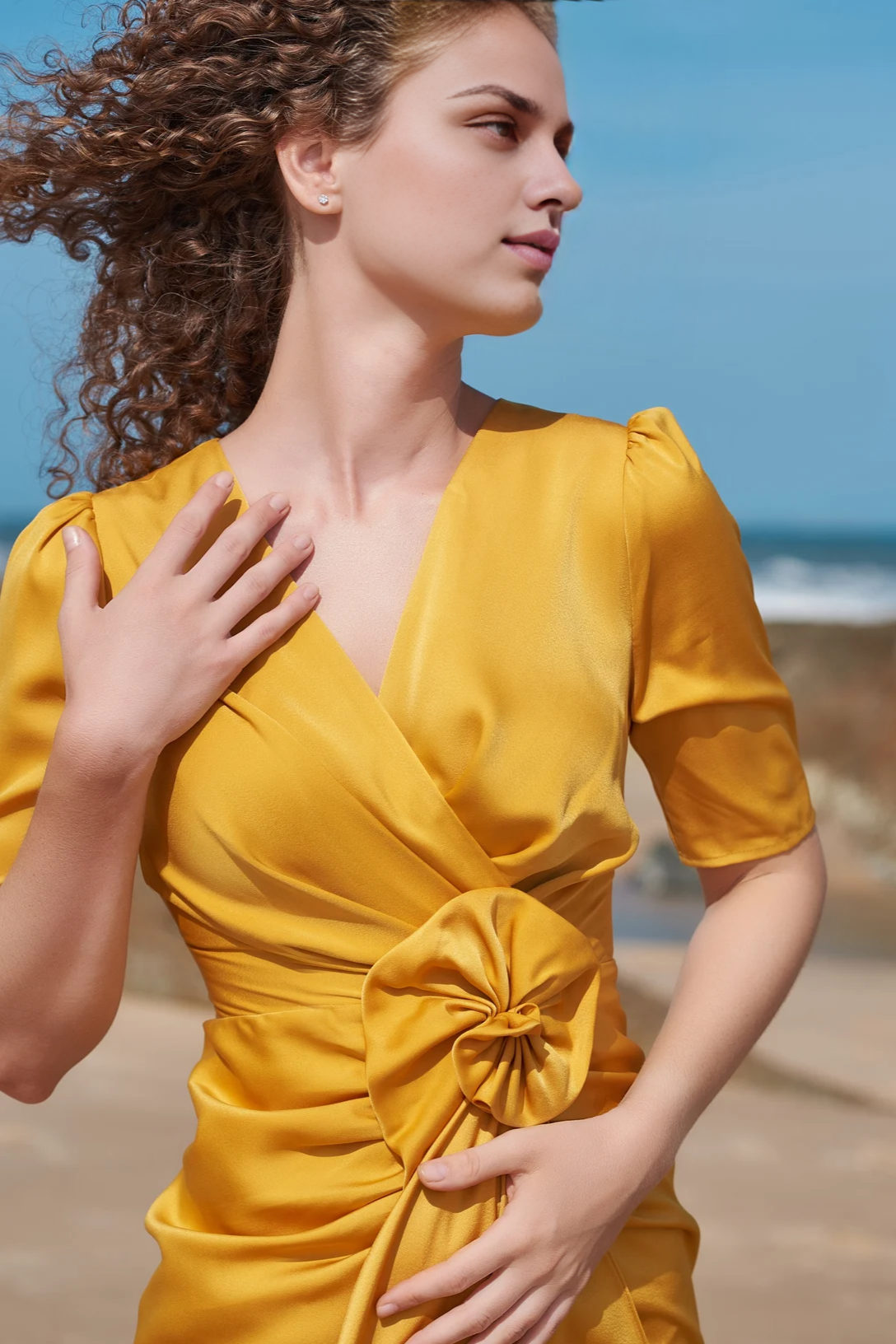 Robe à manches courtes, détails floraux délicats à la taille sur le devant, robe en satin avec manches, robe d'invitée de mariage, robe de soirée mi-longue, robe de bal 