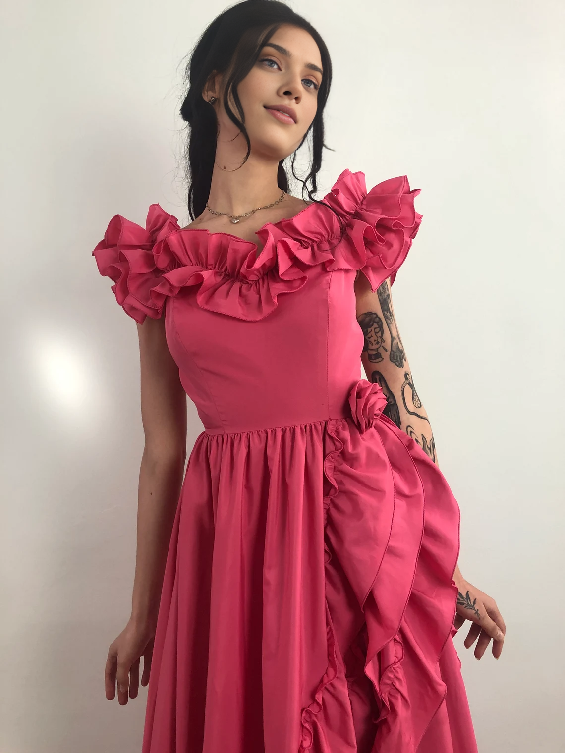 Robe de bal trapèze simple, longueur au sol, sans manches, à volants et décolleté en cœur 