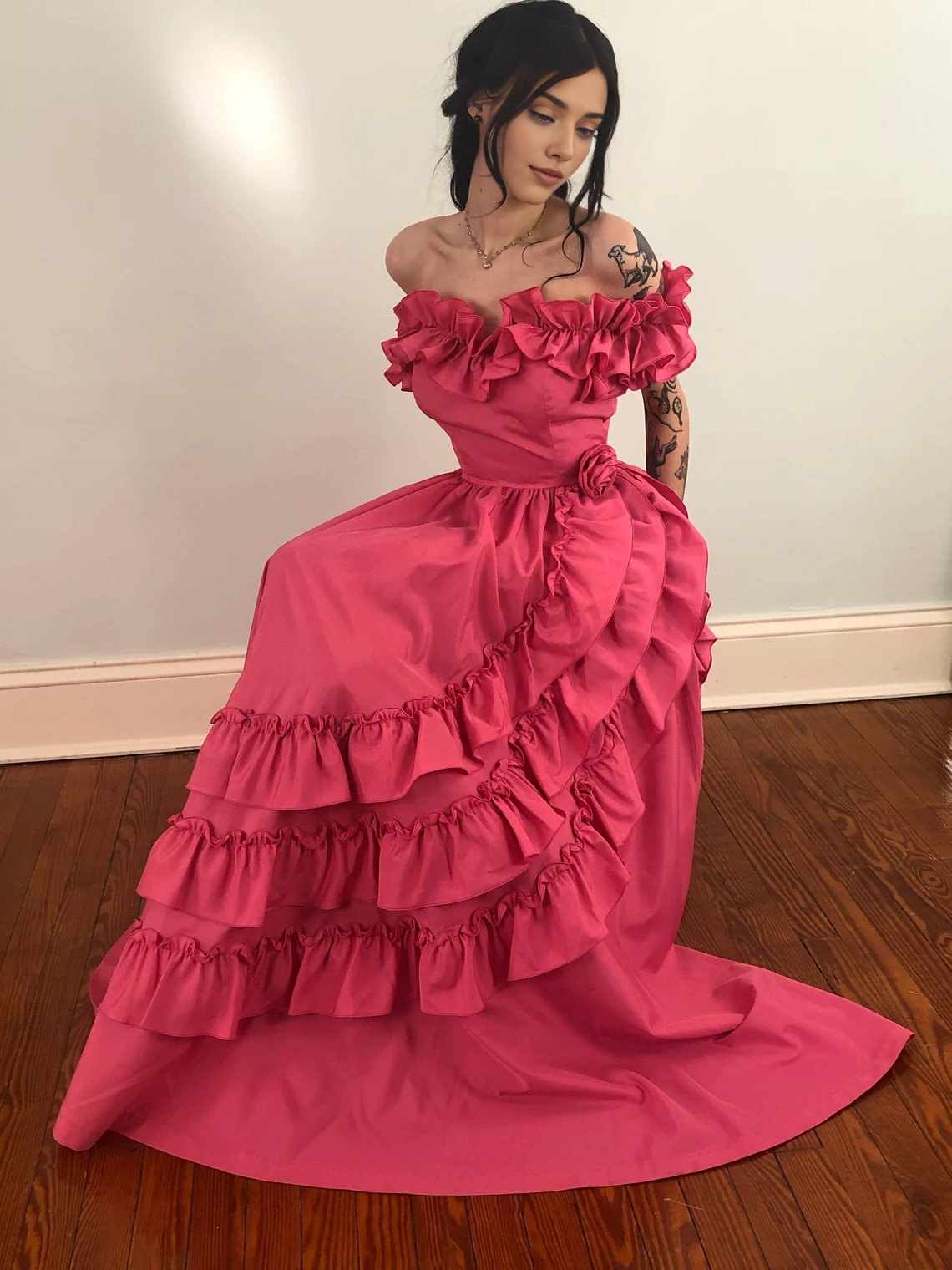 Robe de bal trapèze simple, longueur au sol, sans manches, à volants et décolleté en cœur 