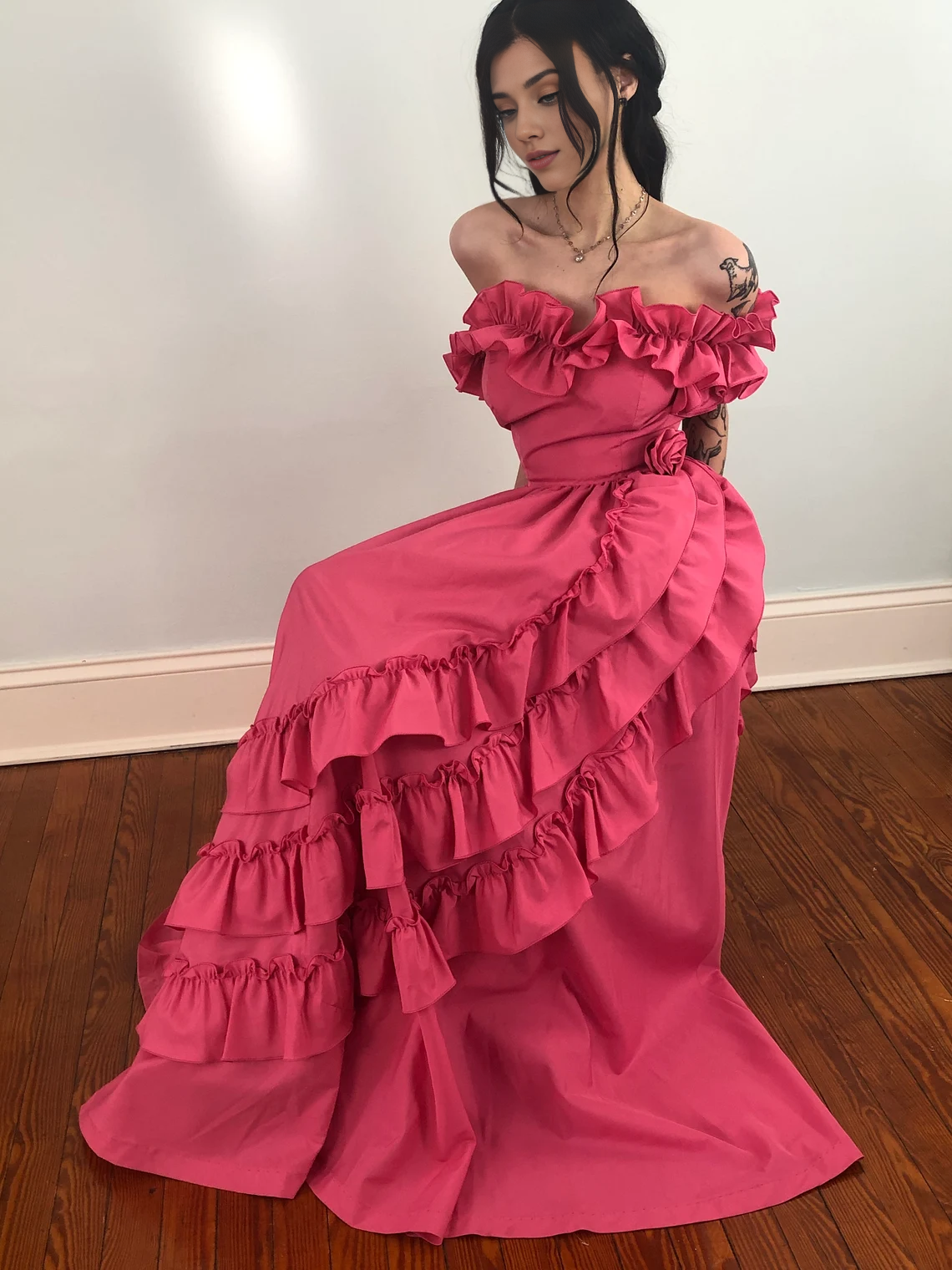 Robe de bal trapèze simple, longueur au sol, sans manches, à volants et décolleté en cœur 