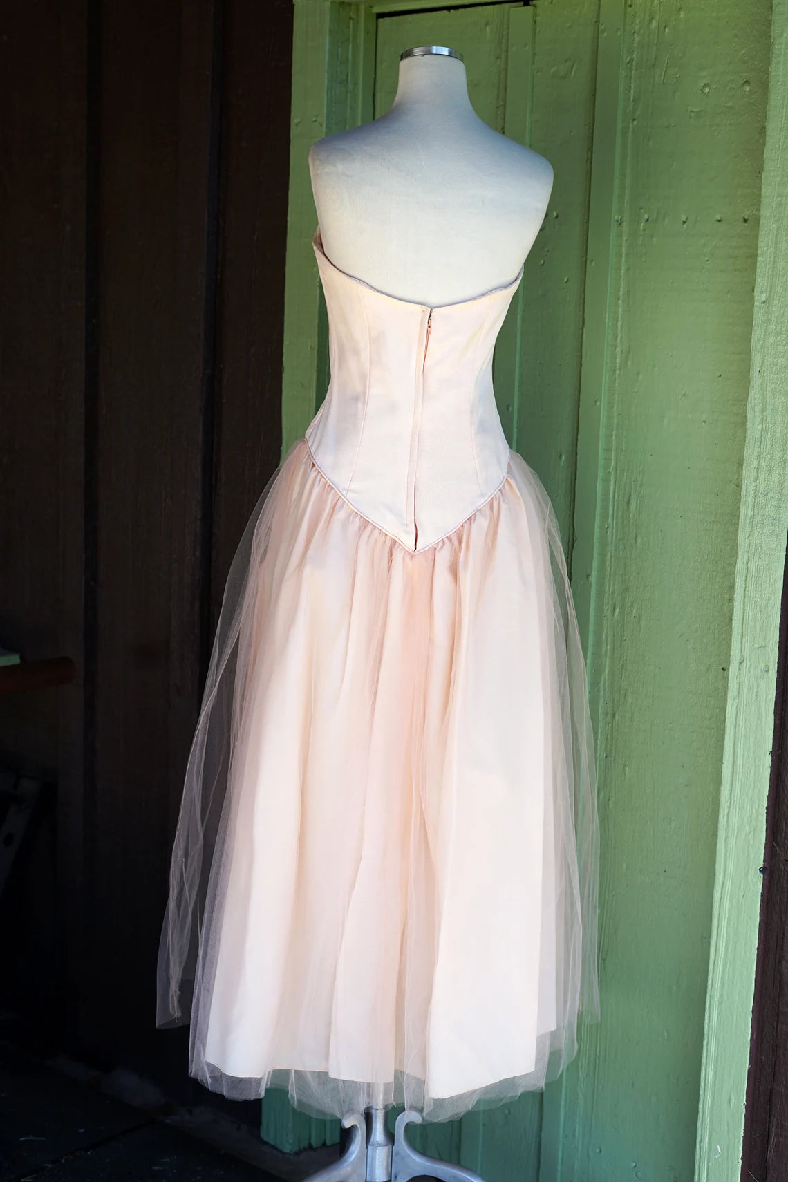 Robe de bal simple en tulle, coupe trapèze, longueur thé, sans manches, sans bretelles 