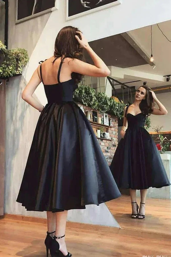 Robe de soirée simple à bretelles spaghetti courtes et coupe trapèze noire