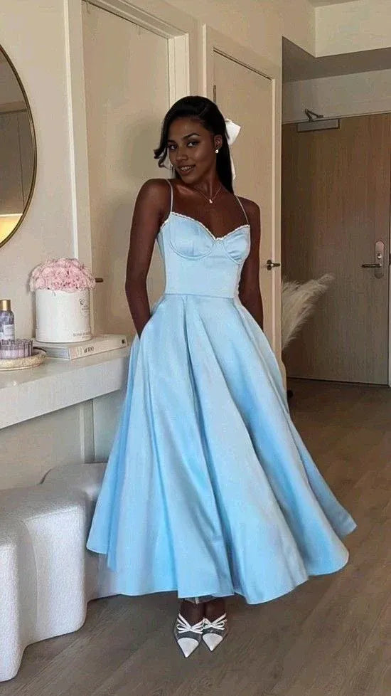 Robe de soirée simple en satin bleu, longueur thé, bretelles spaghetti 