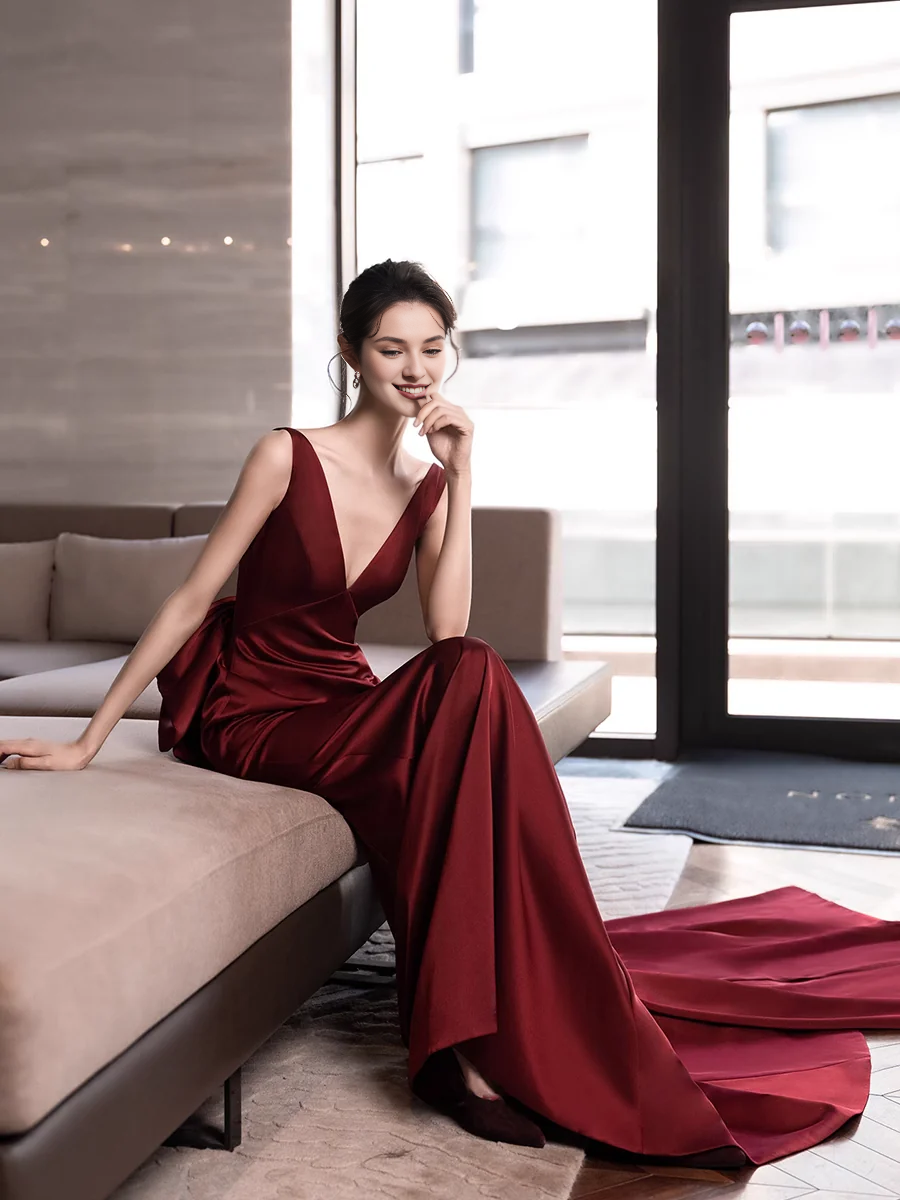 Vestido de fiesta largo color burdeos con cola, escote en V, sirena, sencillo, sin mangas, lazo y espalda descubierta 