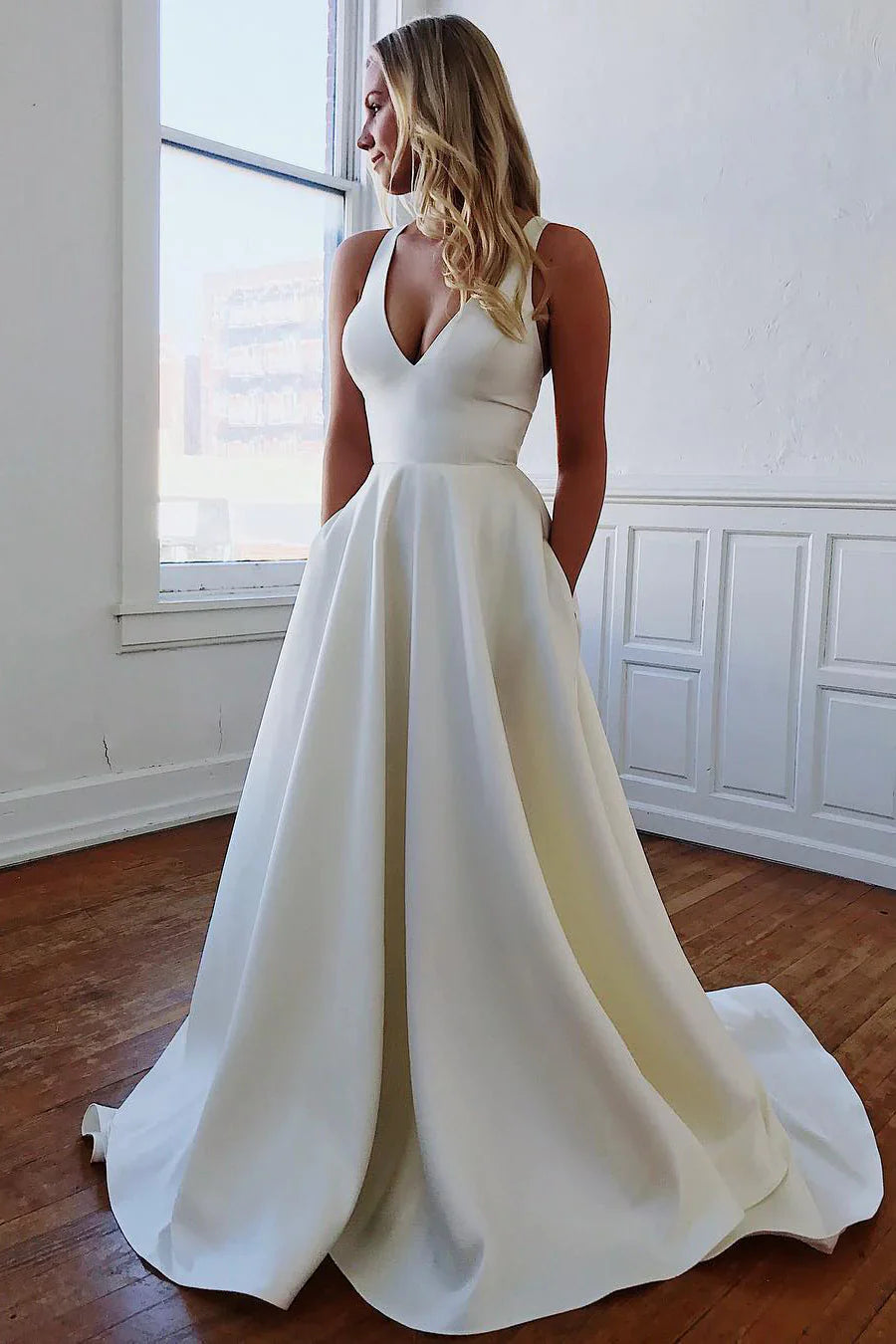 Robe de mariée simple en satin minimaliste, col en V profond, longueur au sol, sans manches, avec poches et nœud