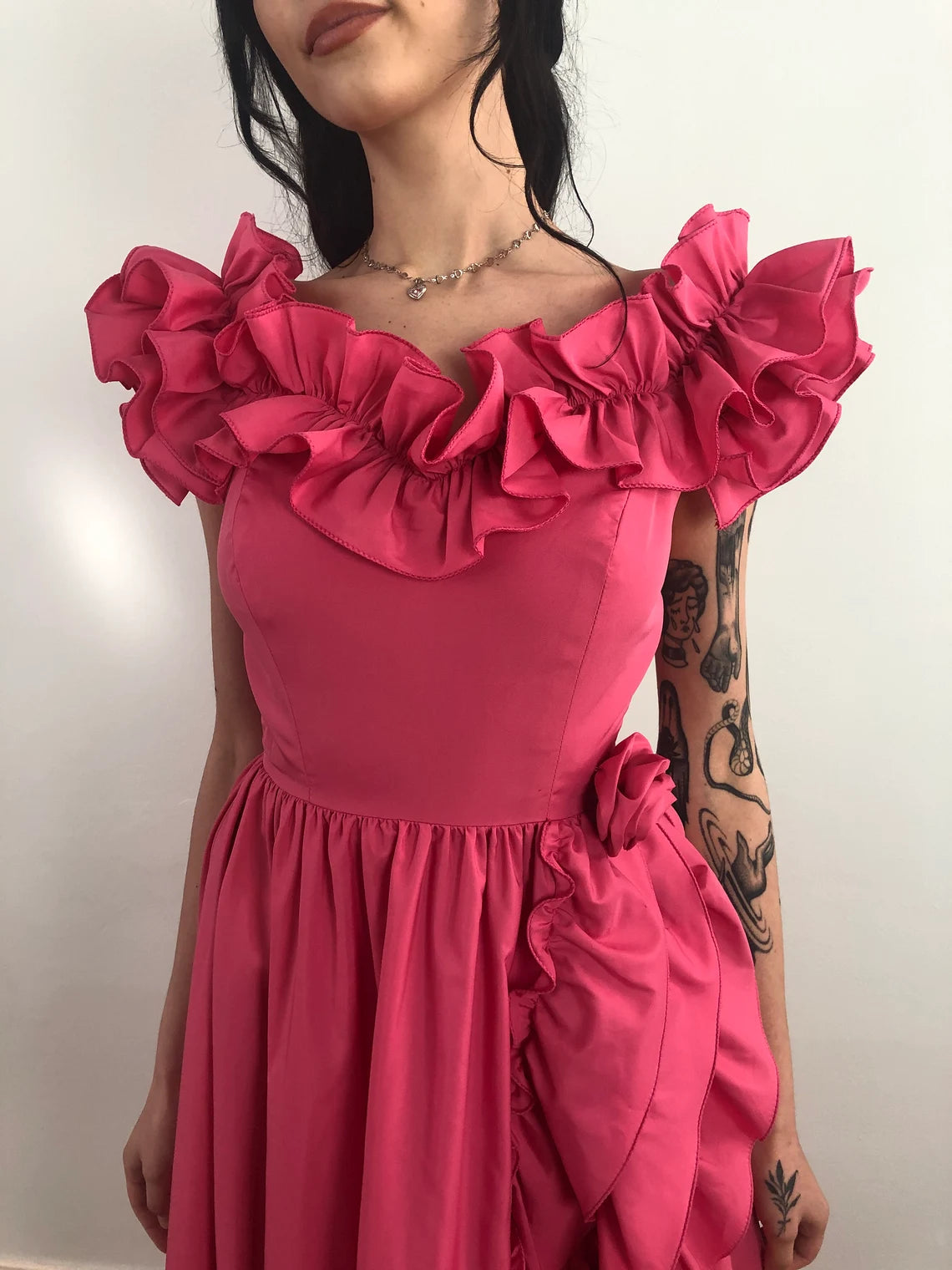 Robe de bal trapèze simple, longueur au sol, sans manches, à volants et décolleté en cœur 