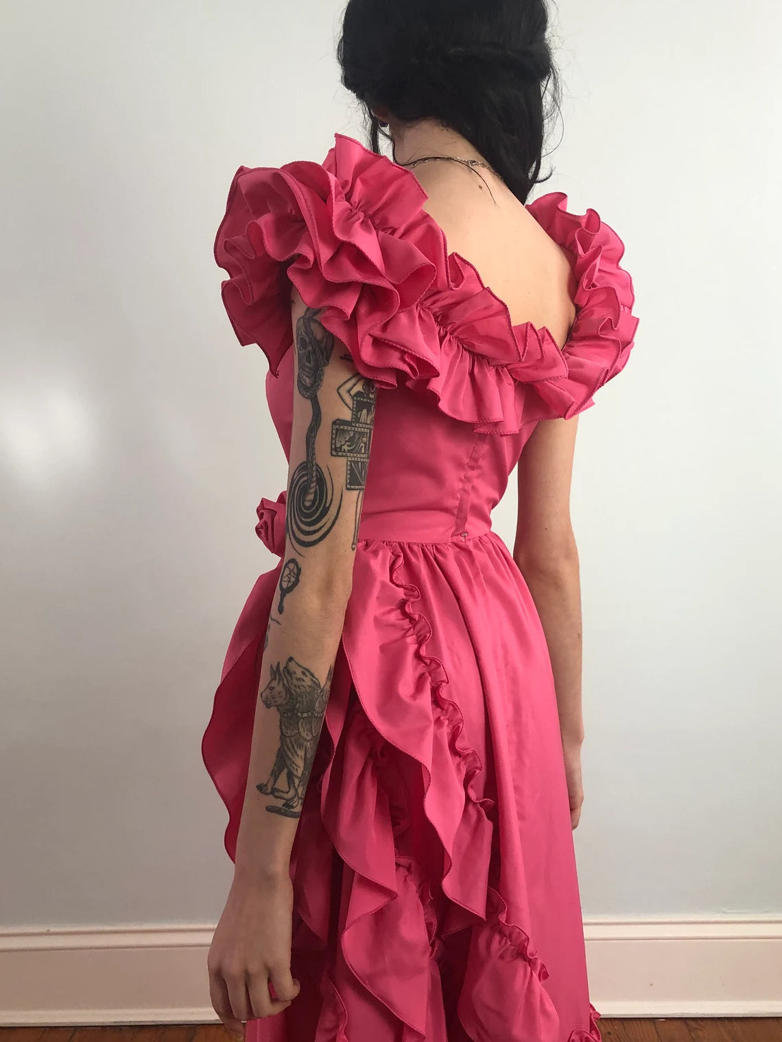 Robe de bal trapèze simple, longueur au sol, sans manches, à volants et décolleté en cœur 