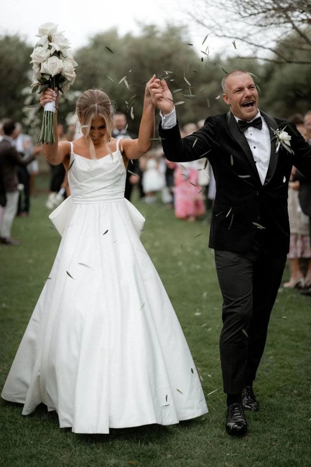 Robe de mariée simple à bretelles spaghetti et coupe trapèze avec nœud papillon