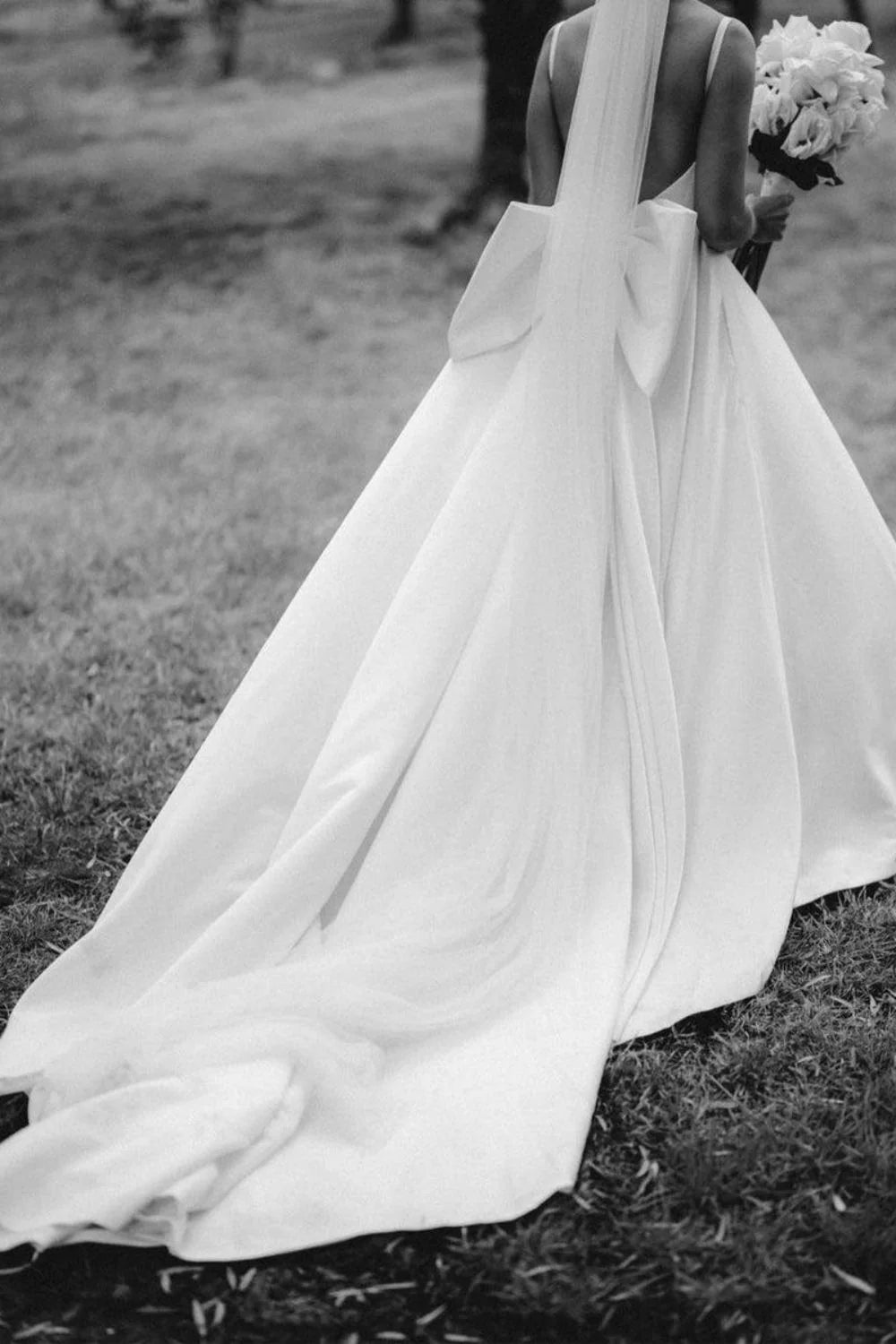 Robe de mariée simple à bretelles spaghetti et coupe trapèze avec nœud papillon