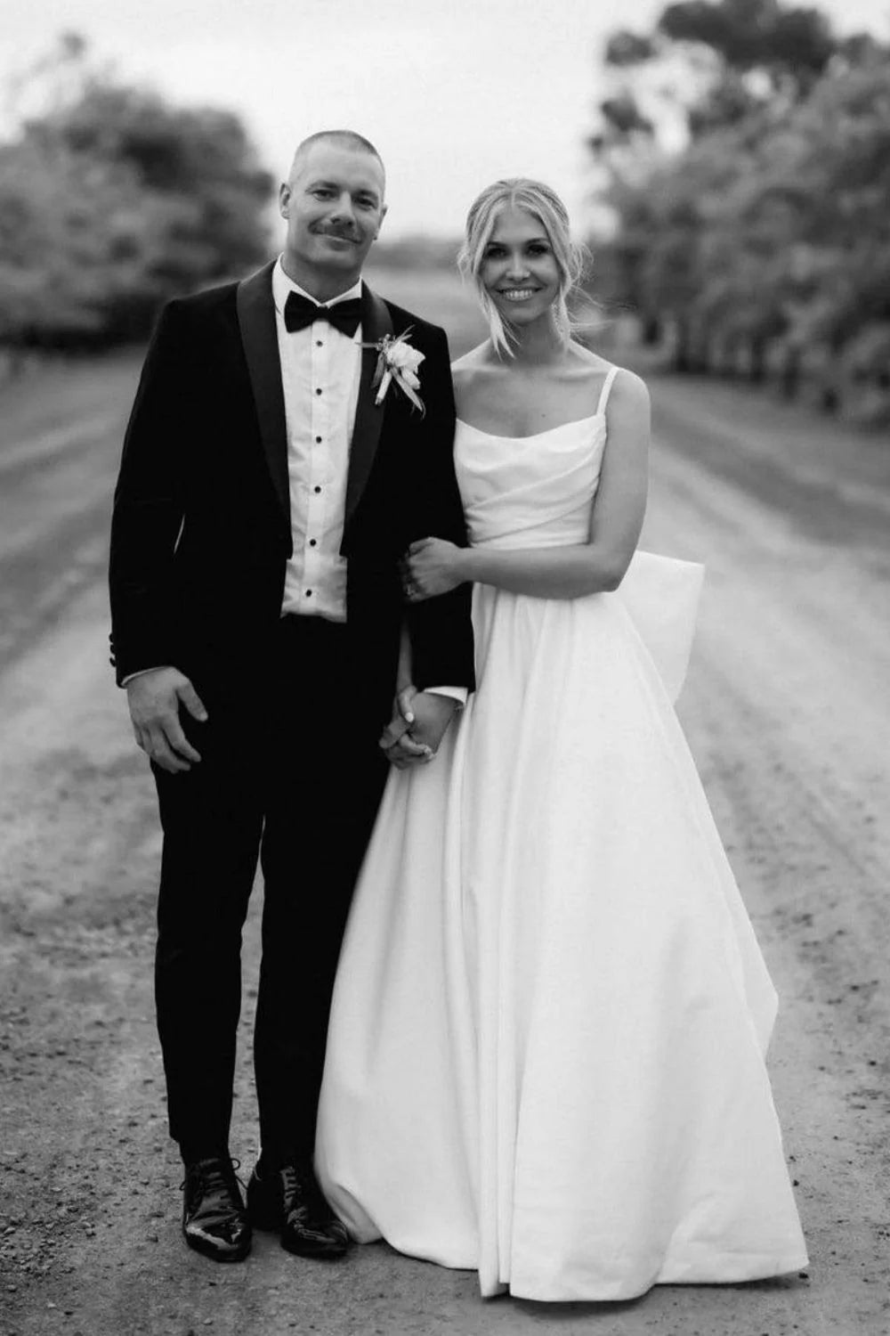 Robe de mariée simple à bretelles spaghetti et coupe trapèze avec nœud papillon