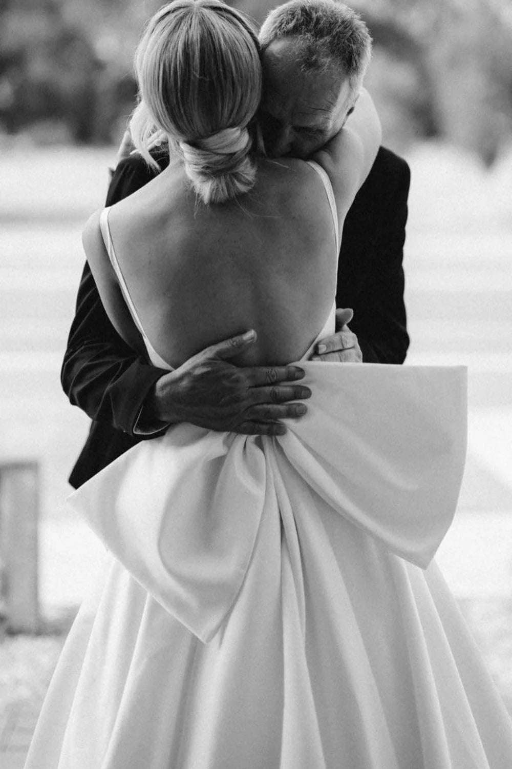 Robe de mariée simple à bretelles spaghetti et coupe trapèze avec nœud papillon