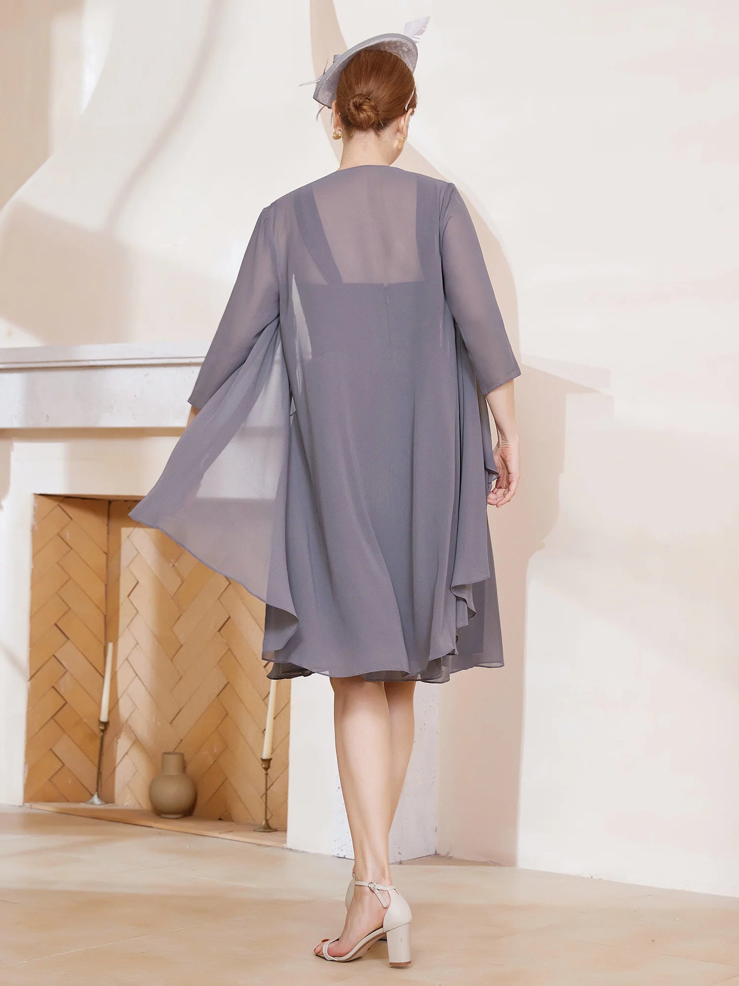 Robe de mère de la mariée simple, col carré, coupe trapèze, volantée, longueur genou, en mousseline