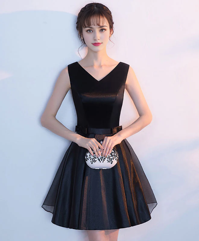 Robe de bal courte et simple à col en V