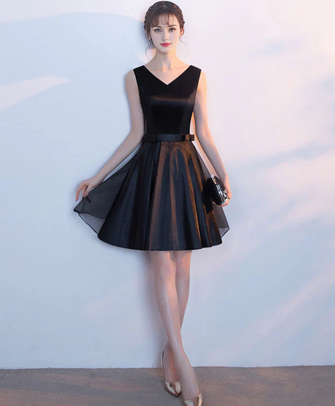 Robe de bal courte et simple à col en V