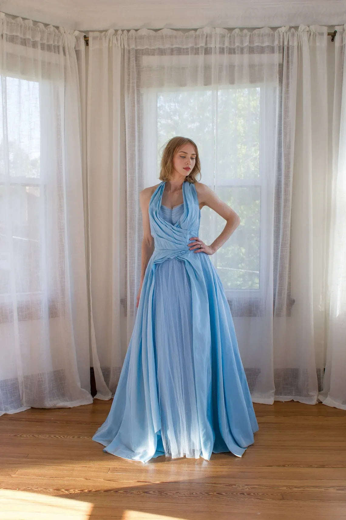 Robe de soirée de bal bleu ciel à volants et col licou, coupe trapèze, sans manches, longueur au sol 