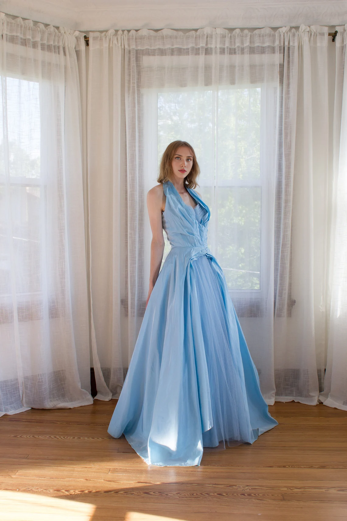 Robe de soirée de bal bleu ciel à volants et col licou, coupe trapèze, sans manches, longueur au sol 