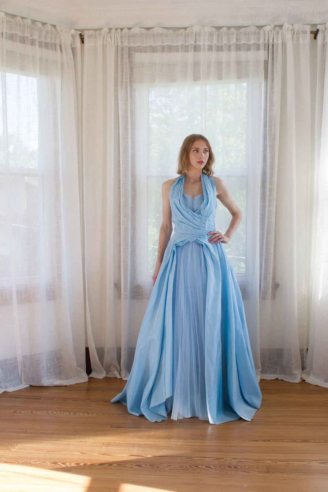 Robe de soirée de bal bleu ciel à volants et col licou, coupe trapèze, sans manches, longueur au sol 