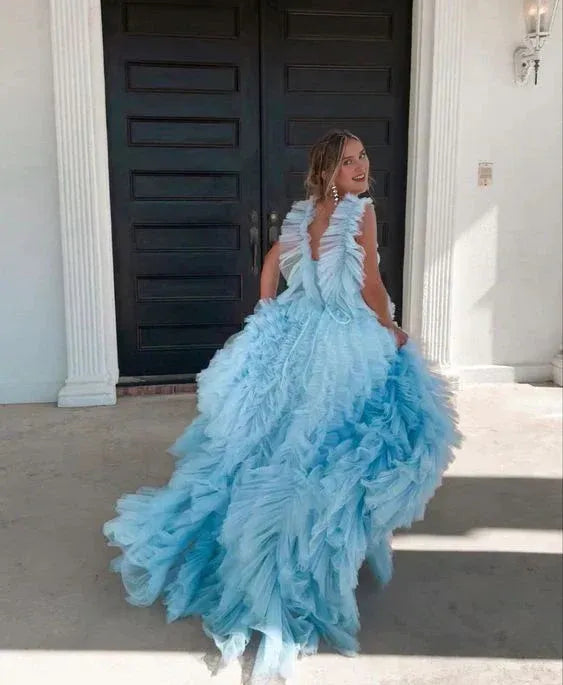 Vestido de fiesta azul cielo con volantes, sin mangas y con cola 
