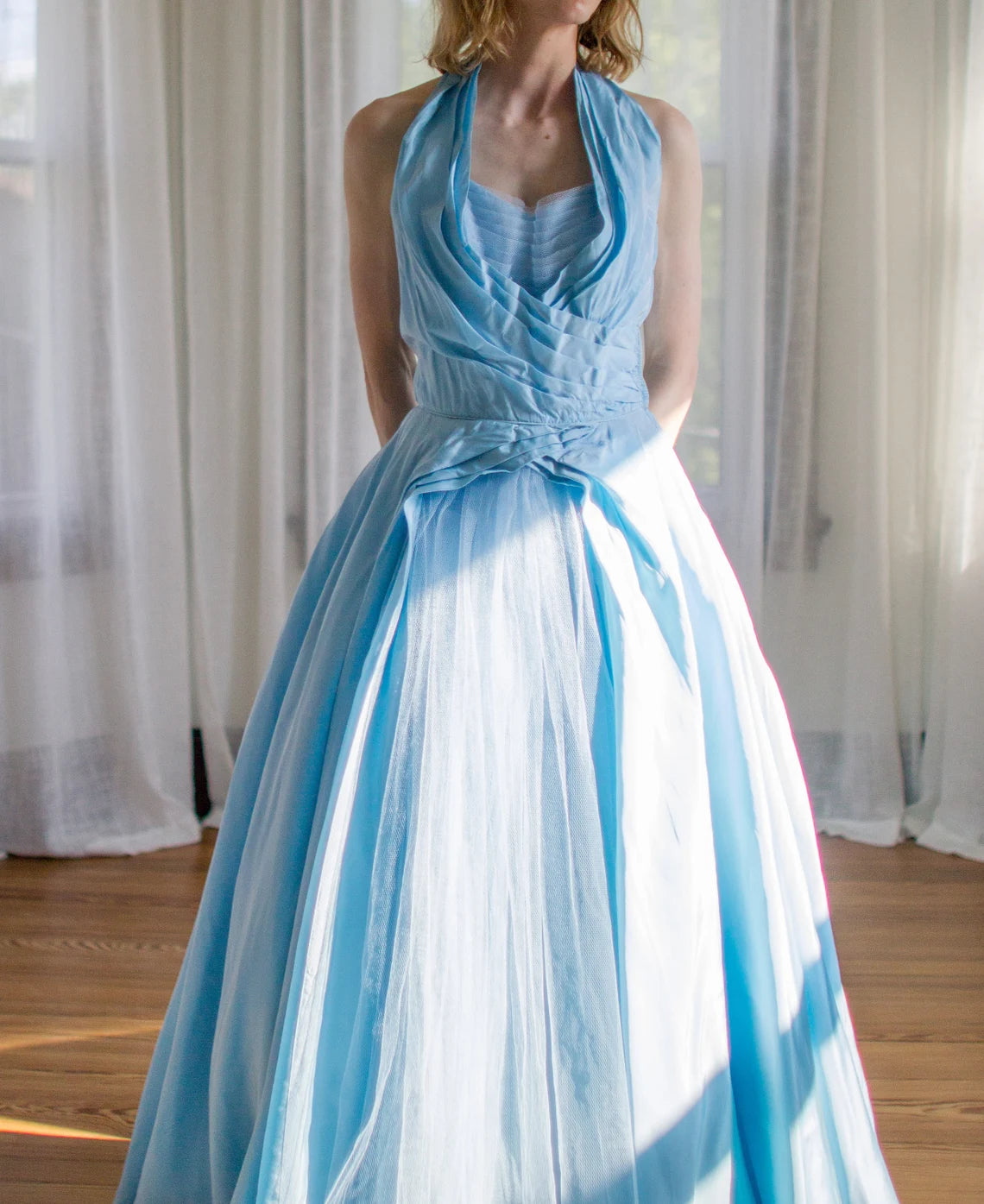 Robe de soirée de bal bleu ciel à volants et col licou, coupe trapèze, sans manches, longueur au sol 