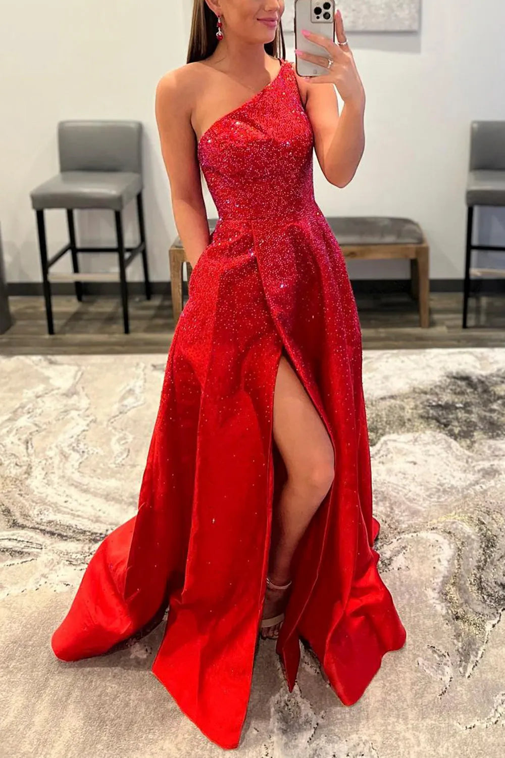 Vestido de fiesta rojo sin mangas, espalda descubierta, largo hasta el suelo, con un solo hombro y abertura
