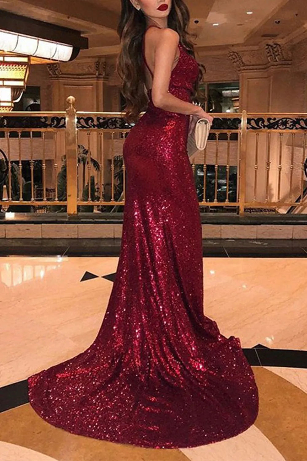 Robe de bal sirène bordeaux sans manches, dos nu, traîne à paillettes et fente haute 