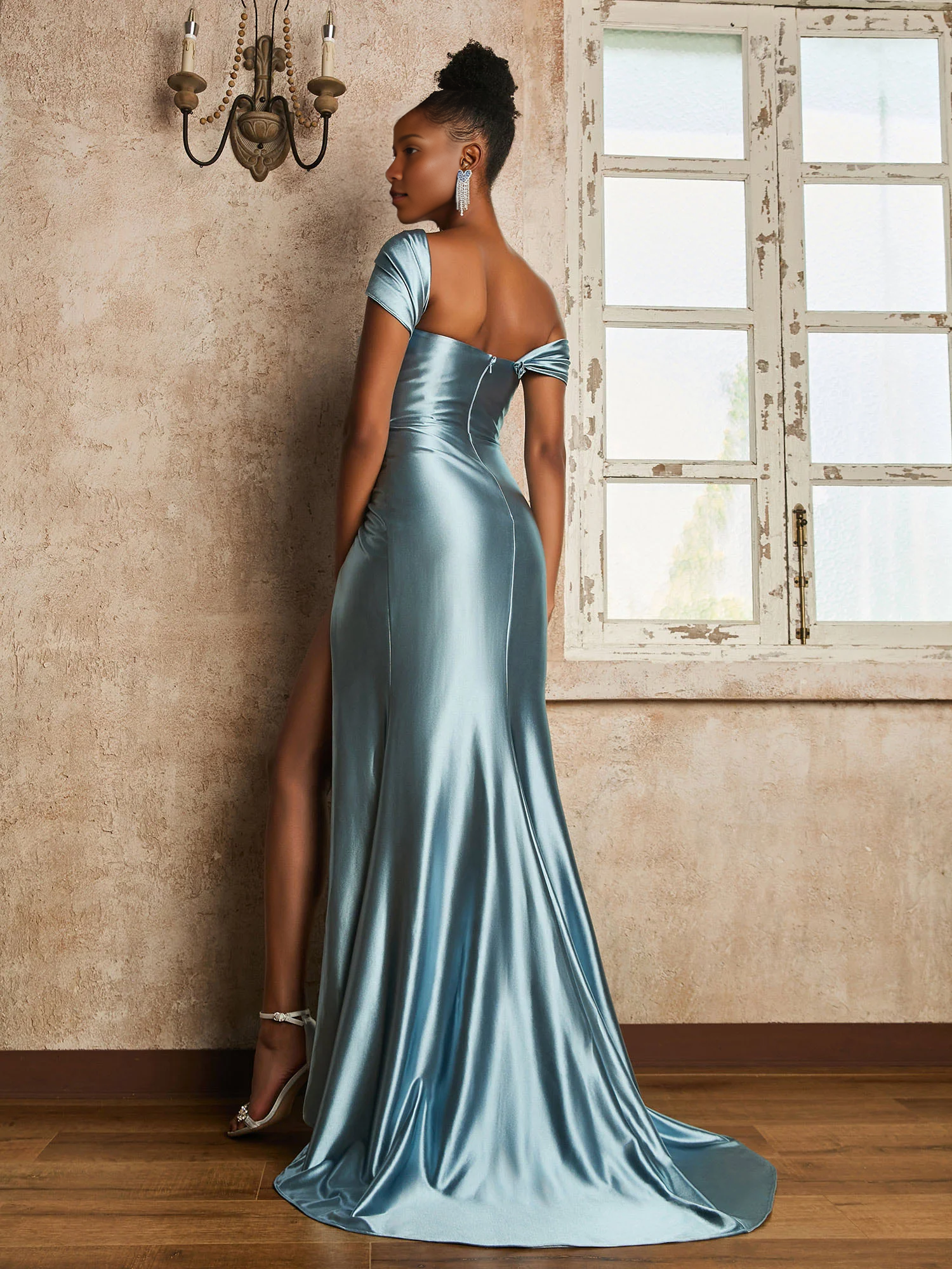 Robe longue sans manches, longueur au sol, asymétrique, avec épaules froncées, bleu poudré 