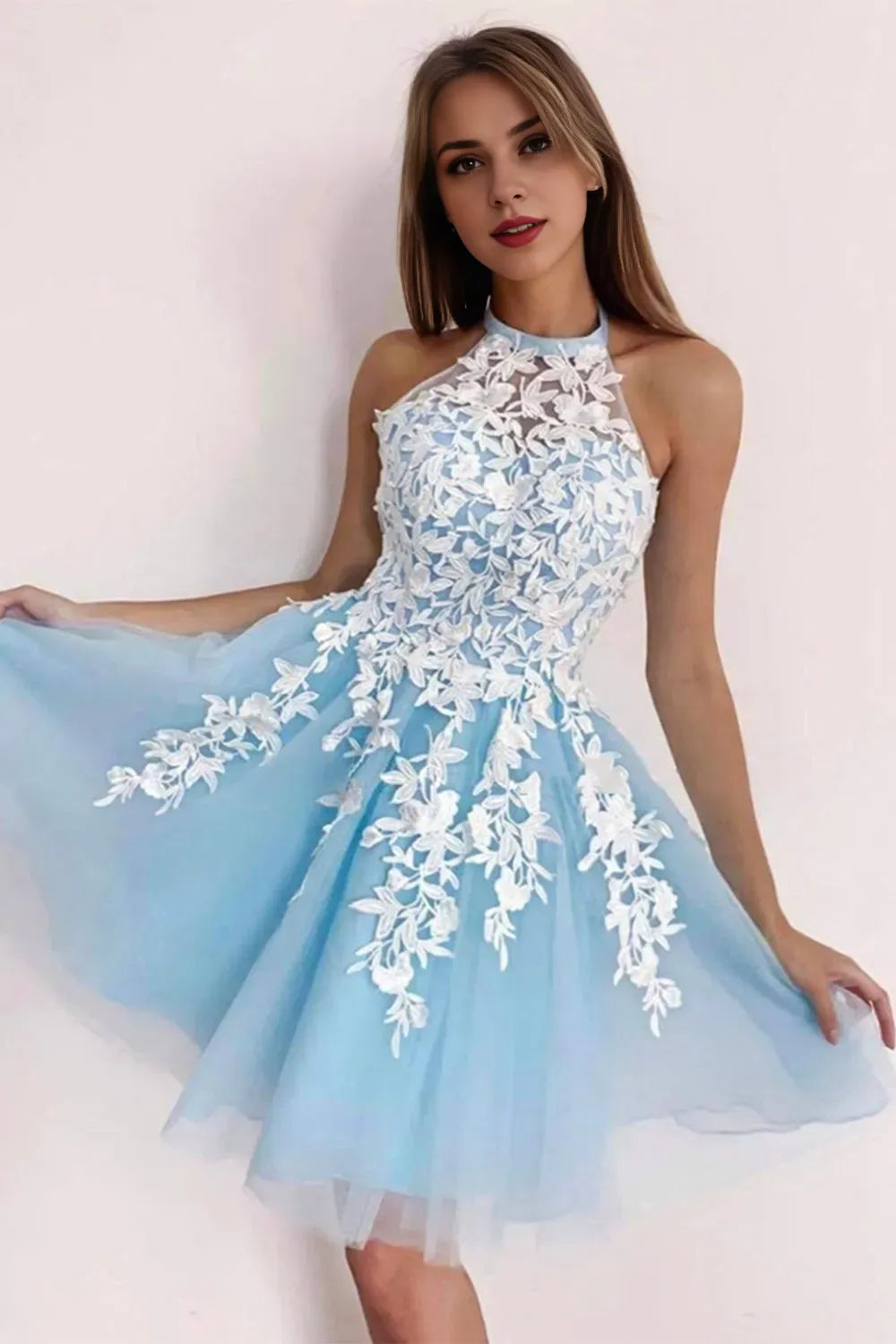 Robe de soirée courte dos nu sans manches avec appliques 