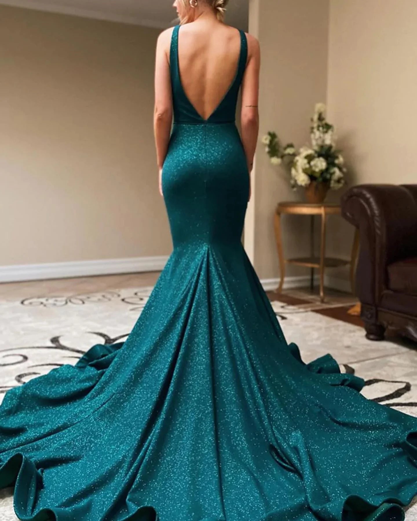 Robe de soirée longue sans manches style sirène dos nu à paillettes et col en V profond avec fente