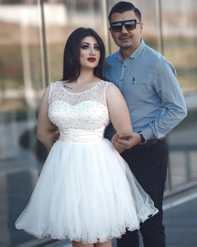 Robe de mariée courte sans manches en tulle et perles à volants