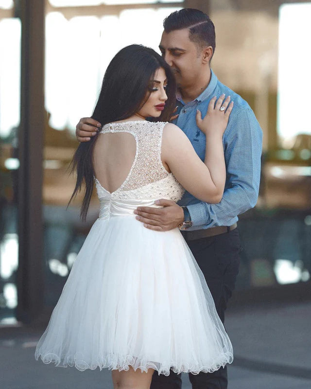 Robe de mariée courte sans manches en tulle et perles à volants
