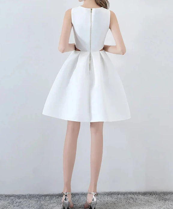 Vestido de fiesta corto de satén sin mangas con corte en la cintura
