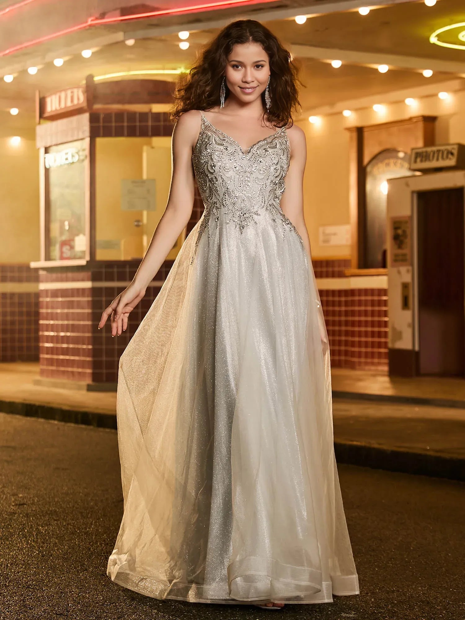 Robe de bal trapèze à bretelles spaghetti, en tulle, col en V, paillettes et perles couleur champagne