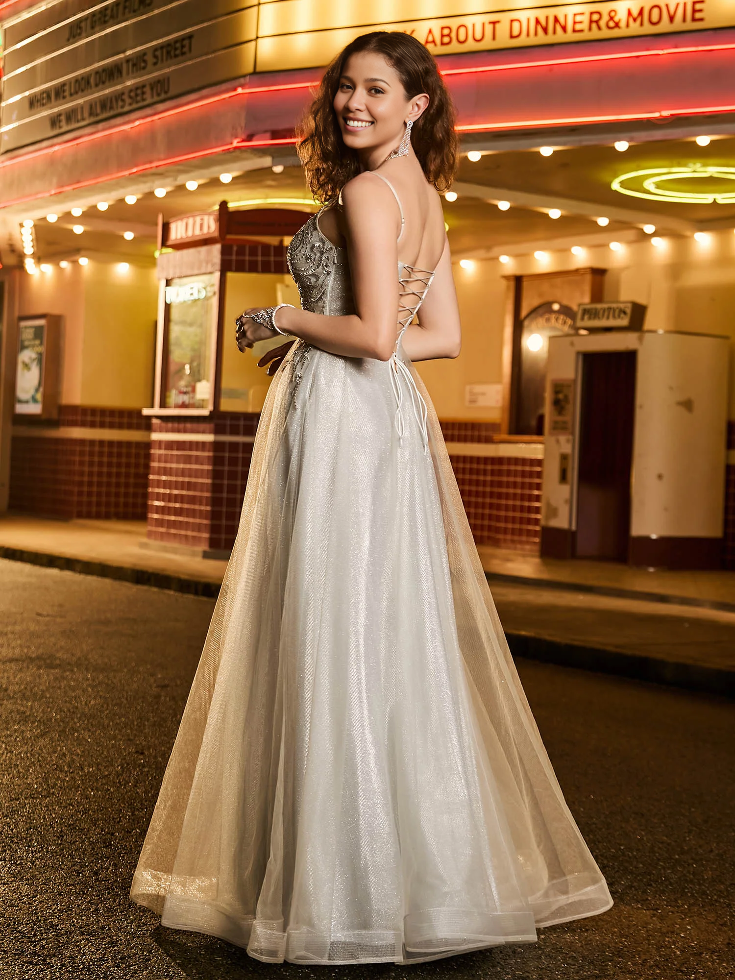 Robe de bal trapèze à bretelles spaghetti, en tulle, col en V, paillettes et perles couleur champagne