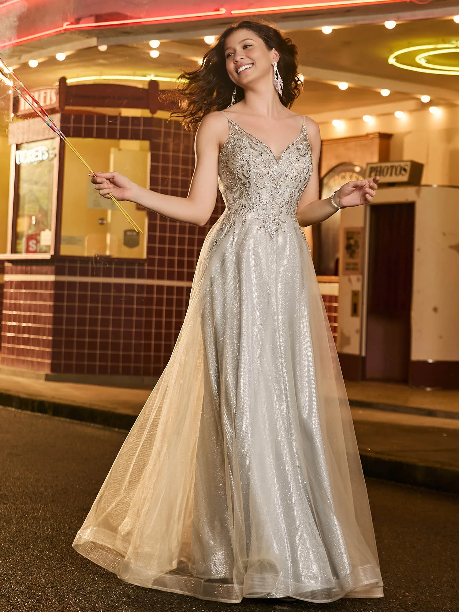 Robe de bal trapèze à bretelles spaghetti, en tulle, col en V, paillettes et perles couleur champagne