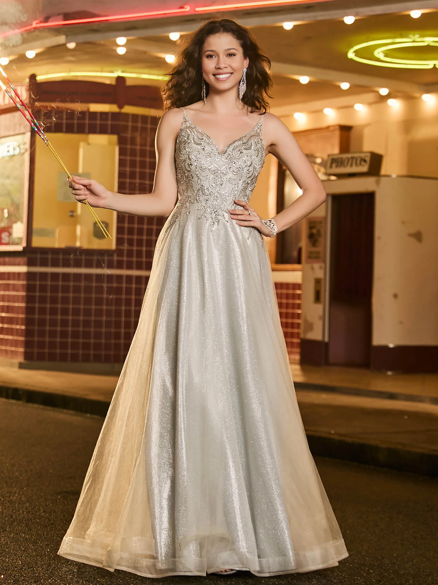 Robe de bal trapèze à bretelles spaghetti, en tulle, col en V, paillettes et perles couleur champagne