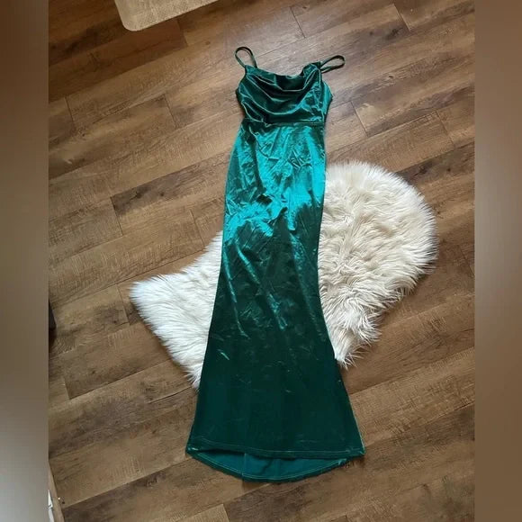 Robe de demoiselle d'honneur vert émeraude à bretelles spaghetti et dos nu en satin de soie