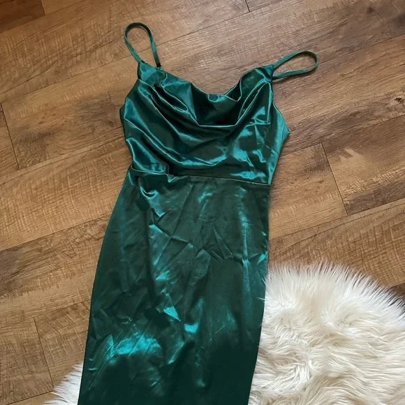 Robe de demoiselle d'honneur vert émeraude à bretelles spaghetti et dos nu en satin de soie