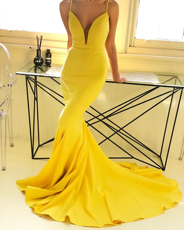 Robe de soirée sirène longue jaune à bretelles spaghetti et dos nu avec traîne 