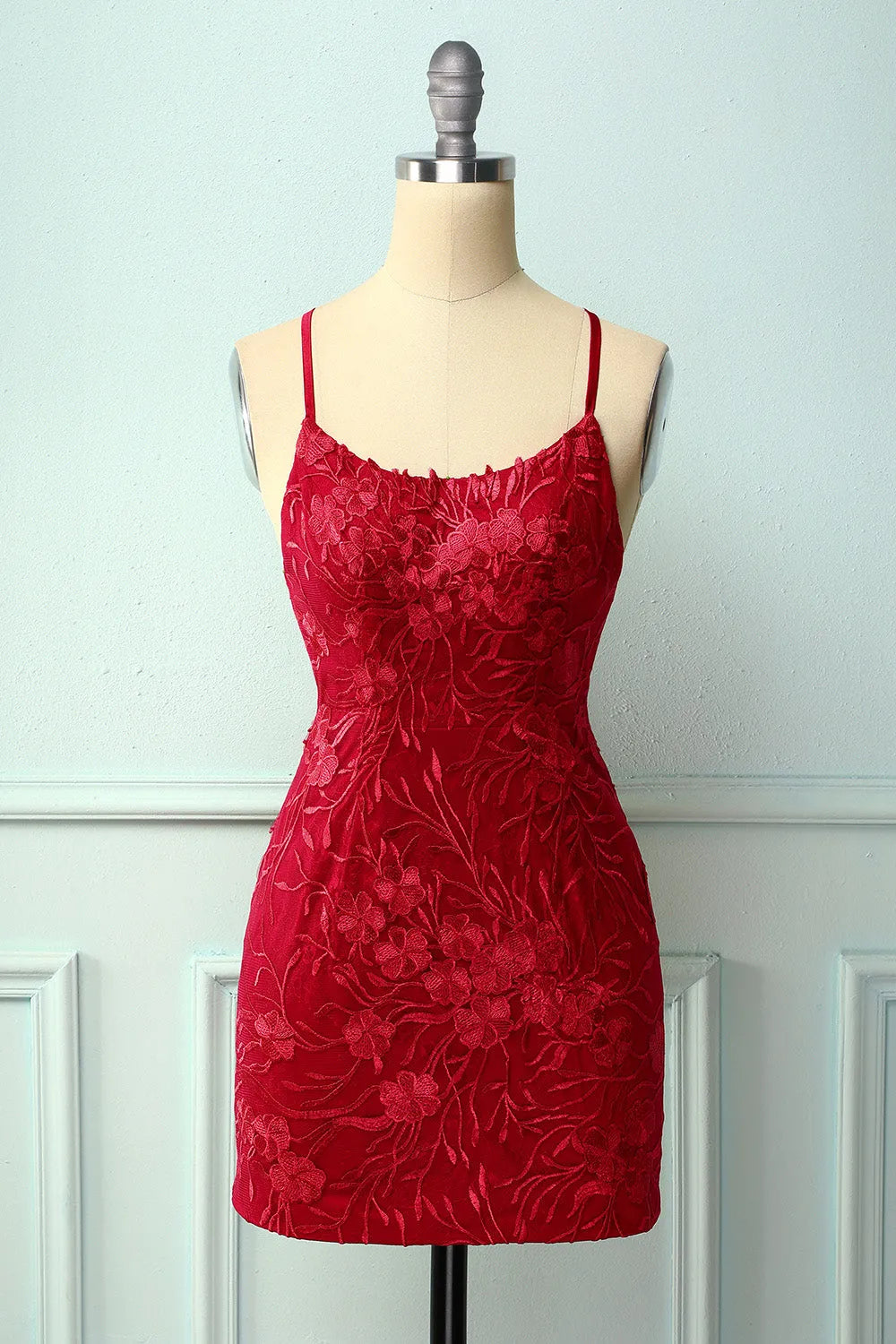 Robe de soirée moulante à bretelles spaghetti et dos nu avec applications 