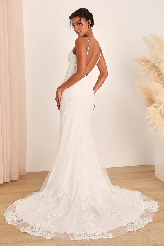 Robe de mariée sirène en dentelle brodée blanche à bretelles spaghetti et dos nu avec traîne
